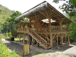 Colibamboo Ecolodge Finca exclusiva con casa artesanal y cascada privada